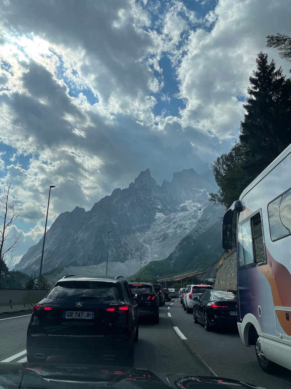 2025-08-16_16-13-24_Mont Blanc queue (1).jpeg